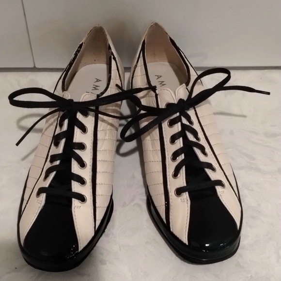 AMALFI Black 🖤 & White Leather 4.5 - Picture 2 of 9